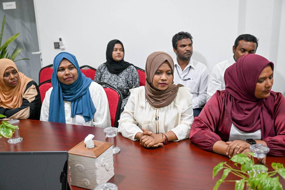 BullbullAddhu's tweet photo. ރައީސް ޑރ. މުޙައްމަދު މުޢިއްޒު އއ. އުކުޅަހުގެ ރަށު ކައުންސިލާއި އަންހެނުންގެ ތަރައްޤީއަށް މަސައްކަތްކުރާ ކޮމިޓީއާ ބައްދަލުކުރައްވައިފި.
 @presidencymv 
#RayyithunGaathah 
#AlifuAlifuVisit 
#ukulhas https://t.co/PU5szeDNvu