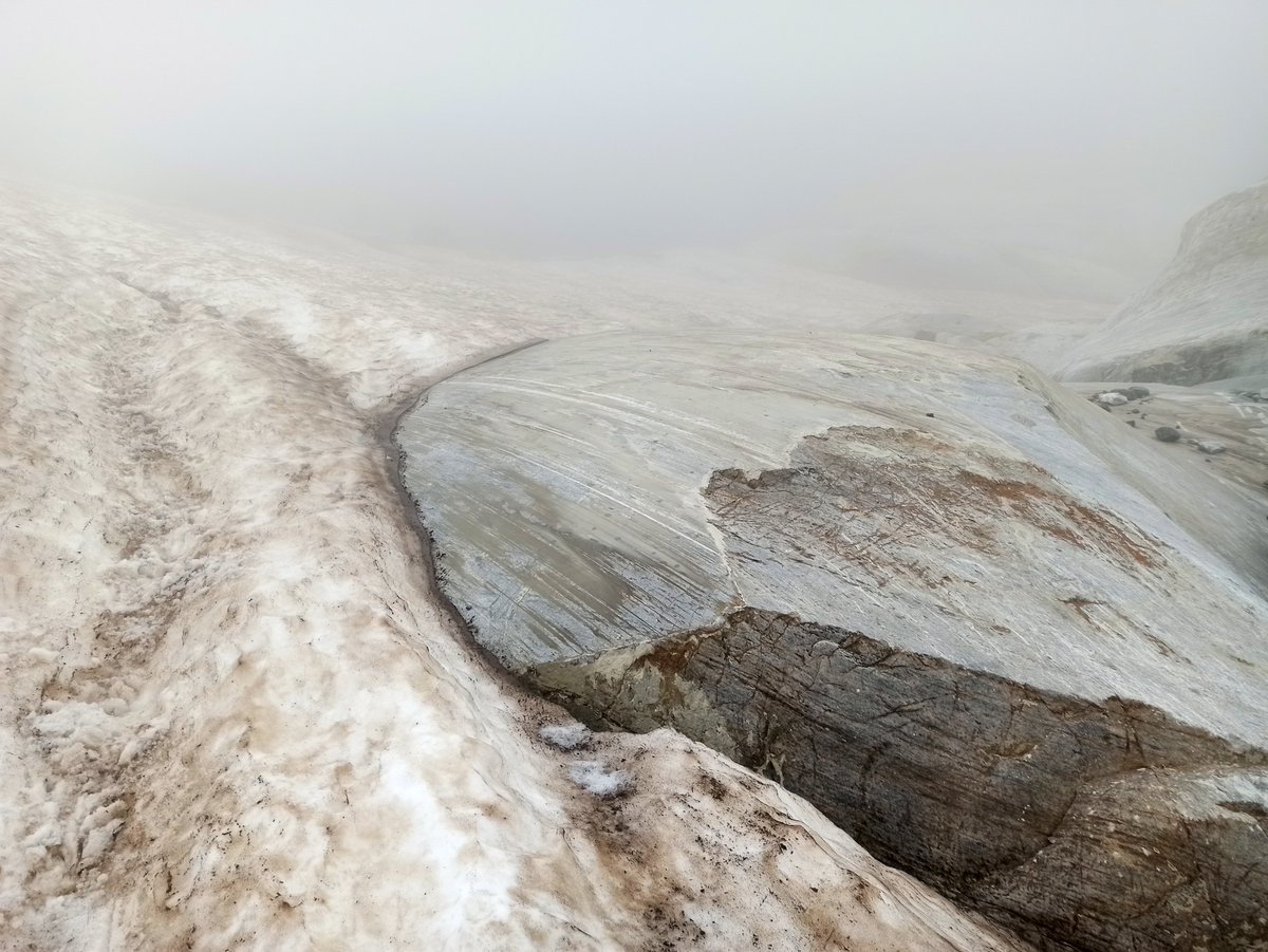 No exagero cuando digo que 
esto es de lo más sublime 
que he visto nunca en el Pirineo... 
la roca desnuda y pulida con estrías glaciares, 
sin meteorizar aún, expuesta hace nada 
por la retirada acelerada de los hielos 
del glaciar de Vignemale. 
Geología pura y cruda.