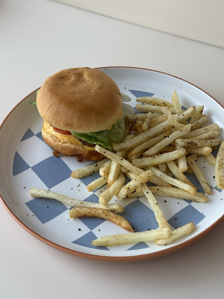 + اليوم داومت أونلاين، انجزت مهام العمل، انجزت مهام البيت، سويت غداء، والحين طلبت مساج

مدري كيف يبوني اداوم بكرا المفروض الويكند بدأ!