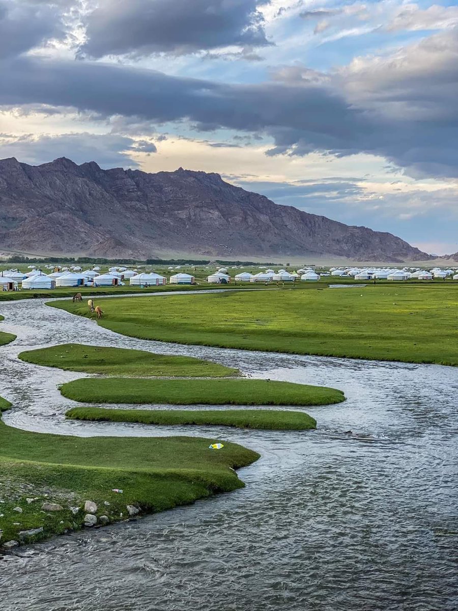 Анх ховдод очоод энд зусдаг гэрүүдийг харчаад Ховдынхон нийтээрээ ийм тэнэгдүү юмуу гэж бодож бсышүү. Ашгүй энэ жилээс ингэж буянт голыхоо дэргэд зусуулахгүй болждээ 👏👏