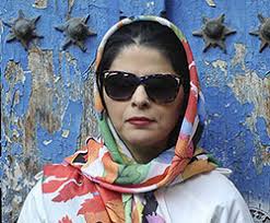 حتی اگه دلت نخواد اسم تو، تو قلب منه
چهره تو یادم میاد وقتی که بارون می‌زنه.
امشب می‌خوام برای تو یه فال حافظ بگیرم
اگر که خوب در نیومد به احترامت بمیرم.

عبارت "به احترامت بمیرم" همیشه باعث می‌شه به فکر فرو برم.