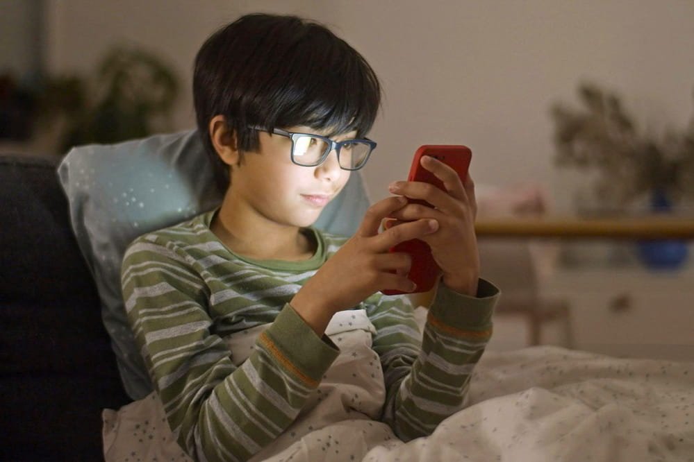 Google Messages intègre une nouvelle fonction de protection, qui envoie un avertissement en floutant automatiquement les photos de nudité, reçues ou envoyées. Elle est activée par défaut pour les mineurs. short.commentcamarche.net/1448921899