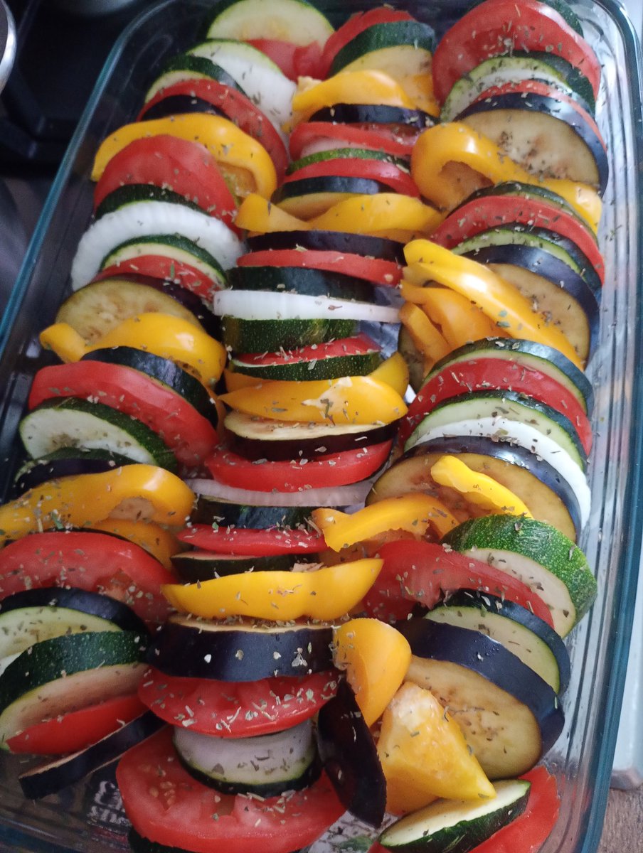 Paldies visiem par idejām, krāsnī devās šis brīnums. Iznākot ārā, tika pārkaisīts ar fetu un kalamatas olīvām un pazuda tik ātri, ka nepaguvu nobildēt.