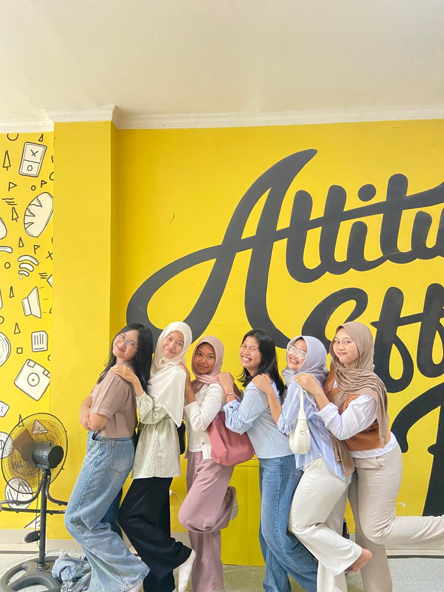 gloriaasstar's tweet photo. Halo, Mahesa!
Perkenalkan, saya Nalintang Gloria Wibowo, mahasiswa baru Program Studi Manajemen, Fakultas Ekonomika dan Bisnis, Universitas Negeri Semarang. 
Di momen PKKMB UNNES 2025 ini, saya bertemu dengan teman-teman baru di Universitas Negeri Semarang dari kelompok Anyer. https://t.co/f5hhZ9tHZF