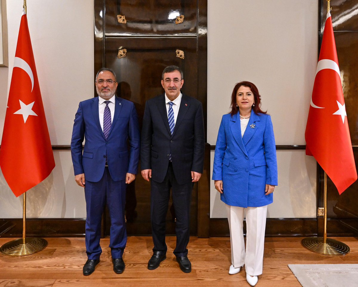 Ali Cengiz Köseoğlu (@acengizkoseoglu) on Twitter photo Cumhurbaşkanı Yardımcımız Sayın Cevdet Yılmaz’ı ziyaret ederek Üniversitemizin faaliyet ve etkinlikleri hakkında bilgi verdik.
Sayın Cumhurbaşkanı Yardımcımıza nazik kabul ve ev sahipliği için teşekkür ederiz.
<a href="/tcbestepe/">T.C. Cumhurbaşkanlığı</a> <a href="/_cevdetyilmaz/">Cevdet Yılmaz</a>
<a href="/ybuankara/">Ankara Yıldırım Beyazıt Üniversitesi</a> <a href="/Neslihan_KD/">Prof. Dr. Neslihan Karataş Durmuş</a> <a href="/aybuhukukf/">AYBÜ Hukuk Fakültesi</a> Cumhurbaşkanı Yardımcımız Sayın Cevdet Yılmaz’ı ziyaret ederek Üniversitemizin faaliyet ve etkinlikleri hakkında bilgi verdik.
Sayın Cumhurbaşkanı Yardımcımıza nazik kabul ve ev sahipliği için teşekkür ederiz.
<a href="/tcbestepe/">T.C. Cumhurbaşkanlığı</a> <a href="/_cevdetyilmaz/">Cevdet Yılmaz</a>
<a href="/ybuankara/">Ankara Yıldırım Beyazıt Üniversitesi</a> <a href="/Neslihan_KD/">Prof. Dr. Neslihan Karataş Durmuş</a> <a href="/aybuhukukf/">AYBÜ Hukuk Fakültesi</a>