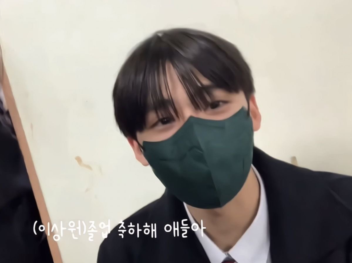 초록마스크 한림예고 졸업식 상어니 못잊어…
눈이 너무 착둥이야 흐어업