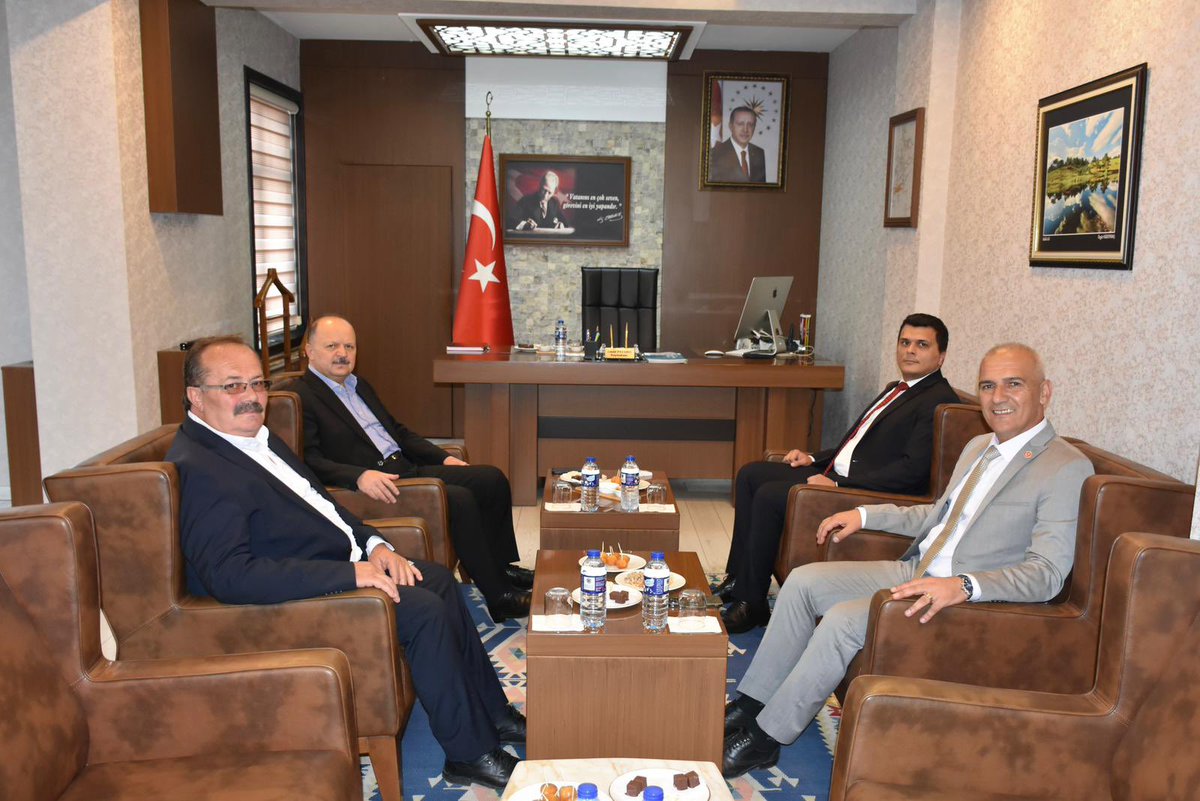 kastamonuvalilk's tweet photo. 📌 Valimiz Meftun Dallı, #Devrekani Kaymakamı Umut Pazarcı’yı ziyaret etti.

📌 Devrekani Belediye Başkanı Engin Altıkulaç ve İl Genel Meclisi Üyesi Hayrettin Melezoğlu’nun da yer aldığı ziyarette Valimiz, Pazarcı’ya yeni görev yerinin hayırlı olmasını dileyerek ilçede yapacağı çalışmalarda başarı ve kolaylıklar dileklerini iletti.

#Kastamonu 

@MeftunDalli 
@DevrekaniG