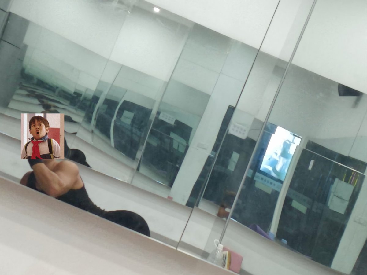 刚练完腿给肌肉做放松的时候就在镜子里发现了这个