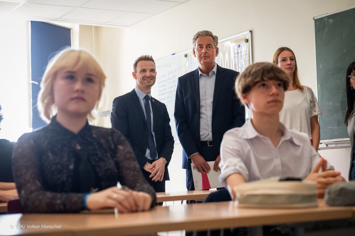 thueringende's tweet photo. Gaming trifft Bildung 🎮✨

Thüringens Minister und Chef der Staatskanzlei Stefan Gruhner nahm heute am Workshop zum „SMART CAMP – create and play responsibly“ an der Internationalen Gemeinschaftsschule Erfurt teil.

Das Modellprojekt bringt Gaming-Expertinnen und -Experten direkt in die Schulen und vermittelt Jugendlichen praxisnah Medienkompetenz, Datenschutz, kreative Projekte und Berufsorientierung. Gemeinsam mit Lotto Thüringen und der Initiative BG 3000 wird das SMART CAMP nun auch in Thüringen umgesetzt – nach erfolgreichen Erfahrungen in Nordrhein-Westfalen.

„Mediennutzung setzt Medienbildung voraus. Diese Form der Medienbildung hat für unsere Landesregierung höchste Priorität. Sie befähigt die Jugendlichen zum verantwortungsvollen und reflektierten Umgang mit digitalen Medien.“ - Minister @StefanGruhner