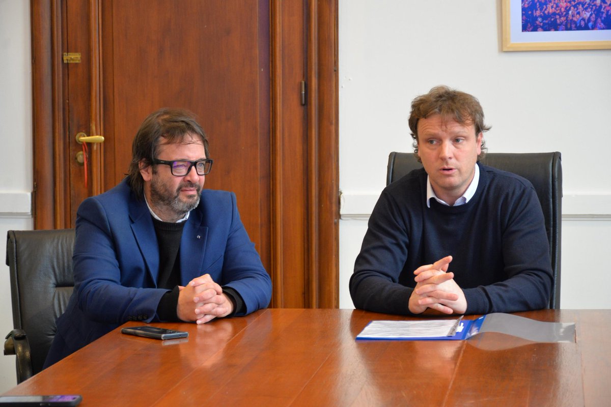 Leo Troncoso (@leot14) on Twitter photo Con <a href="/MaximilianoWes4/">Maximiliano Wesner</a> celebramos la creación de la nueva Escuela de Guardavidas 🛟 de📍#Olavarría.
En PBA💙, con <a href="/Kicillofok/">Axel Kicillof</a> y <a href="/AlbertoSileoni/">Alberto Sileoni</a>, el Estado está presente garantizando el Derecho a la formación profesional.
👉🏻Educación Pública Siempre❤️
<a href="/pablourquizaok/">Pablo Urquiza</a> <a href="/CesarValicenti/">Cesar Valicenti</a> Con <a href="/MaximilianoWes4/">Maximiliano Wesner</a> celebramos la creación de la nueva Escuela de Guardavidas 🛟 de📍#Olavarría.
En PBA💙, con <a href="/Kicillofok/">Axel Kicillof</a> y <a href="/AlbertoSileoni/">Alberto Sileoni</a>, el Estado está presente garantizando el Derecho a la formación profesional.
👉🏻Educación Pública Siempre❤️
<a href="/pablourquizaok/">Pablo Urquiza</a> <a href="/CesarValicenti/">Cesar Valicenti</a>