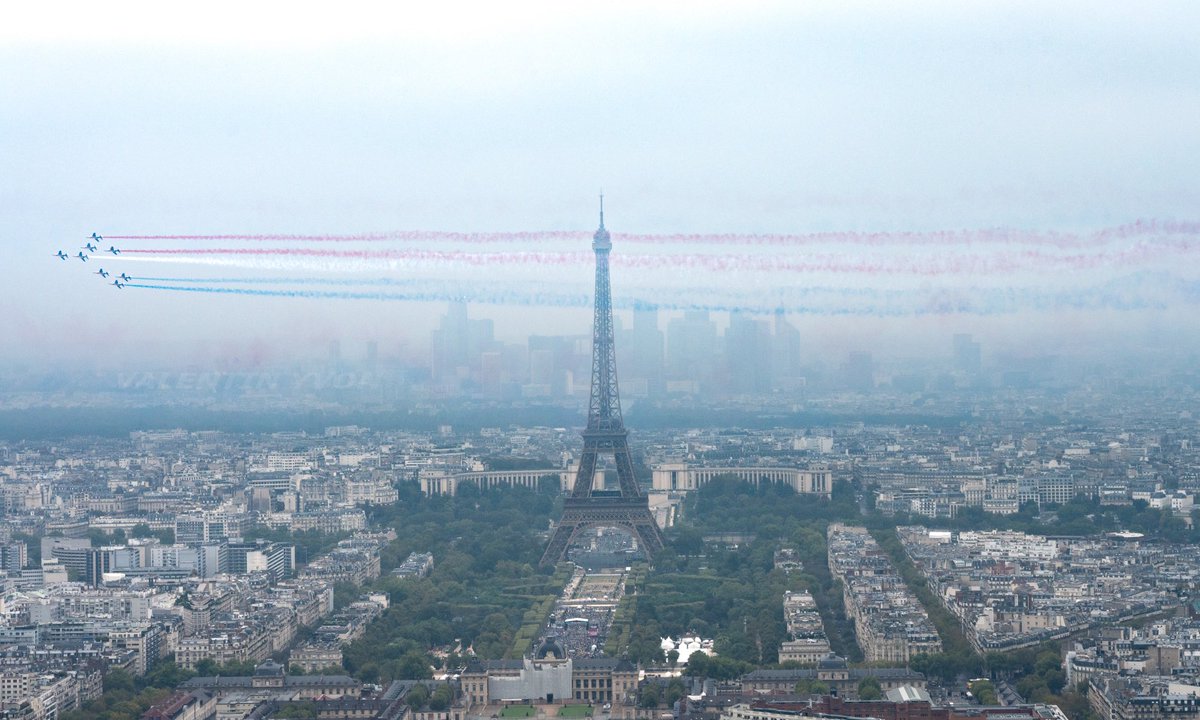 En formation Concorde, la <a href="/PAFofficiel/">Patrouille de France</a> bravait aujourd’hui la météo parisienne hostile pour un passage devant la #TourEiffel à l’occasion de la #JourneedesOubliesdesVacances du <a href="/SecoursPop/">Secours populaire</a> 

#avgeeks #aviationphotography #patrouilledefrance