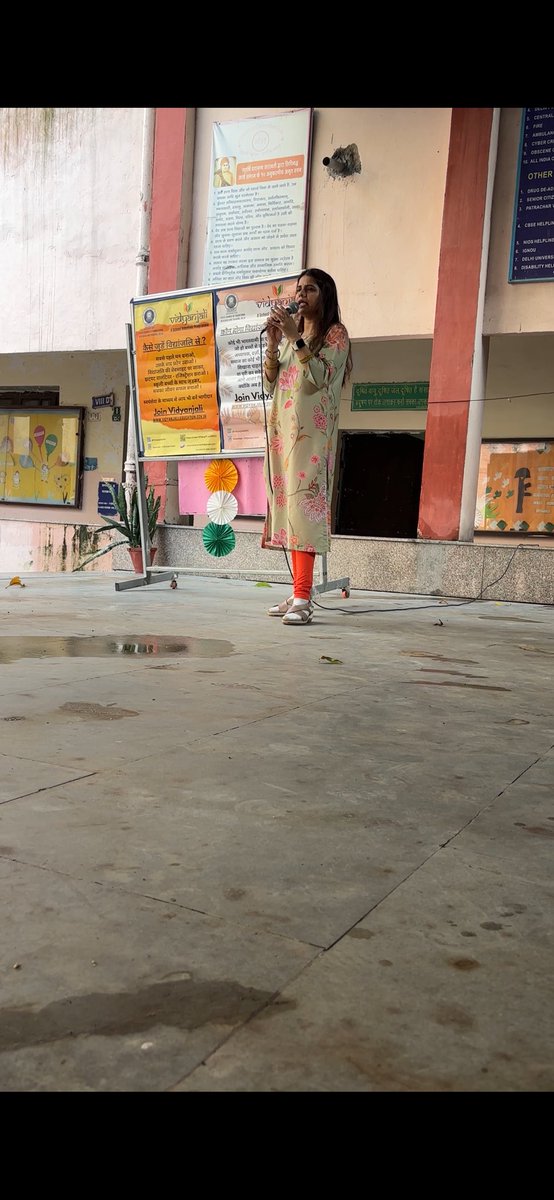DIETDaryaganj's tweet image. #Vidyanjali Incharge Ms. Preeti spoke about the ongoing #VidyanjaliUtsavDelhi  and about the program in the morning assembly talk to spread awareness among the students . #volunteerprogram #Awareness #5yearsofnep2020 #NEP2020 #ABSS2025