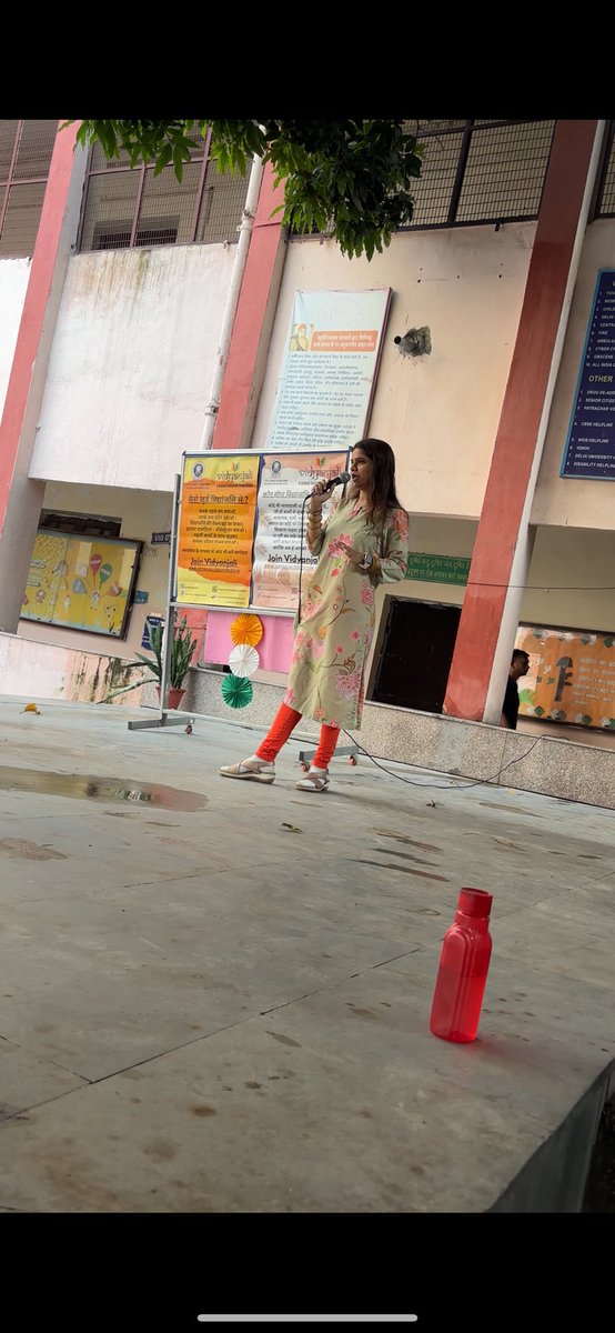 DIETDaryaganj's tweet image. #Vidyanjali Incharge Ms. Preeti spoke about the ongoing #VidyanjaliUtsavDelhi  and about the program in the morning assembly talk to spread awareness among the students . #volunteerprogram #Awareness #5yearsofnep2020 #NEP2020 #ABSS2025
