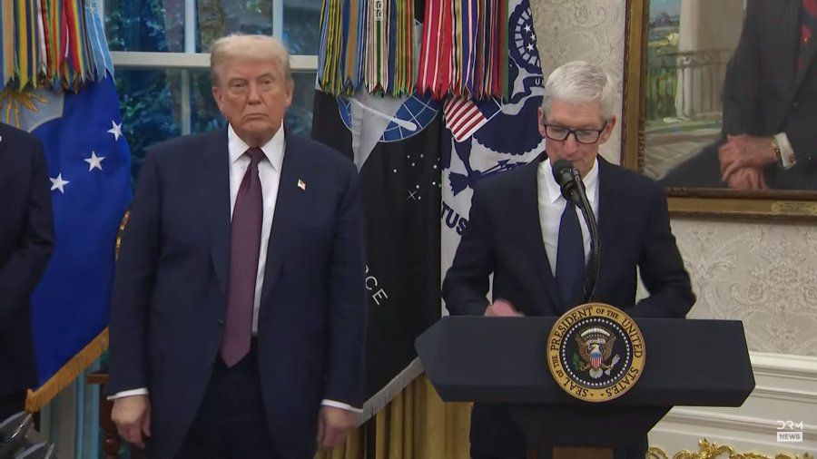 Trump acaba de retirar 600 MIL MILLONES de DÓLARES de Apple…

Le tomó 2 DÍAS.
Una reunión.
Y un ultimátum que Tim Cook NO PUDO rechazar.

Así es como lo hizo: 🧵