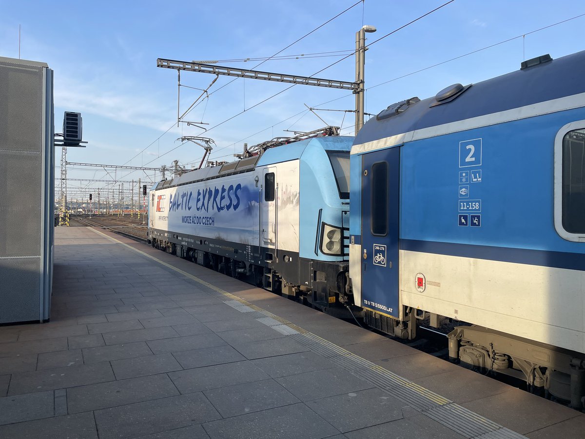 Karol08507816's tweet photo. EC460 #BalticExpress Ex32 z Praha hl.n do Wrocławia @ceskedrahy_ @PKPIntercityPDP loko @SiemensMobility https://t.co/KUhBeJr3Kq