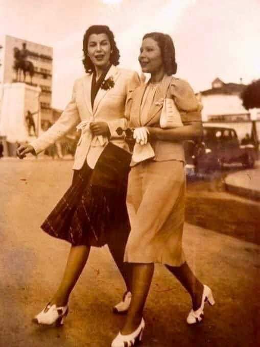 Çanta ayakkabı Paris'den değil, Beykoz Deri Kundura Fabrikasından. 

Elbise kumaşı New York'dan değil, Nazilli Mensucat Fabrikasından. 

Yaka gülü gözlük eldiven Londra'dan değil, Sümerbank Mağazasından.

Saçları Ayvalık sabunuyla yıkanmış
Yerli Milli Özgür toplum..

1936, Ankara