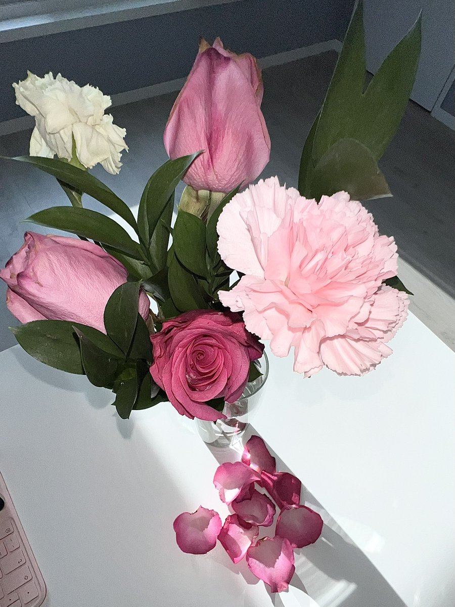 꽃병이 없어서 
굴러다니는 유리잔에다가 ••💐