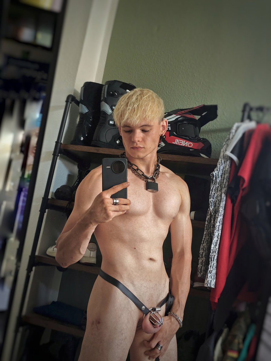 Me But Naked tweet media