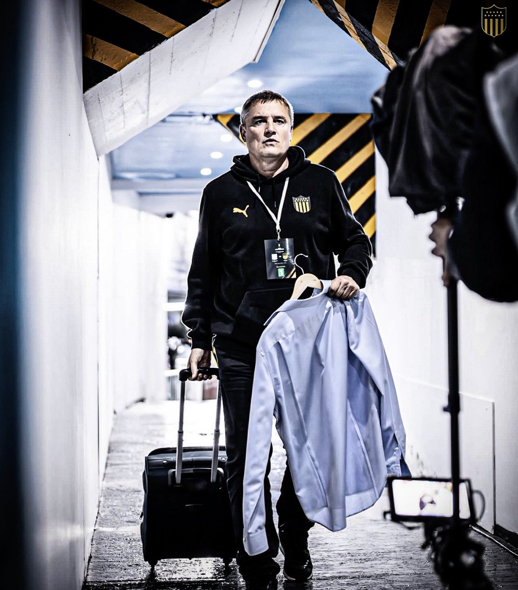 ¿Se equivocó? Sí. ¿El planteamiento generó dudas? También. Pero gracias a vos, una vez más. Nos hacés ilusionar constantemente, sos el mejor para el puesto y ojalá te quedes hasta que vos lo decidas. Diego Vicente Aguirre es Peñarol.