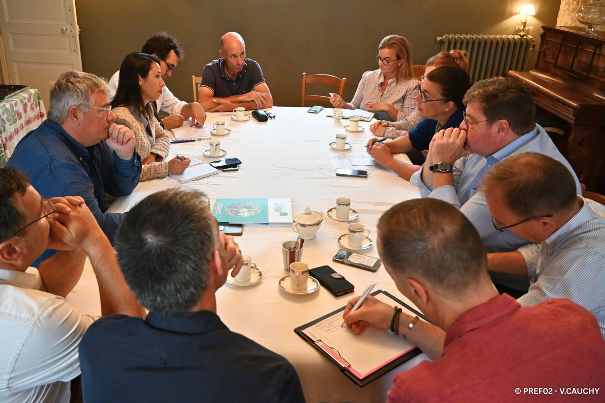 🌱 #SurLeTerrain | L’Aisne est le premier producteur français de betteraves sucrières.
Ce matin, Fanny ANOR, préfète de l’Aisne, s’est rendue sur le terrain à Chéry-lès-Pouilly, pour échanger avec des producteurs de betteraves sur les enjeux de la campagne 2025.