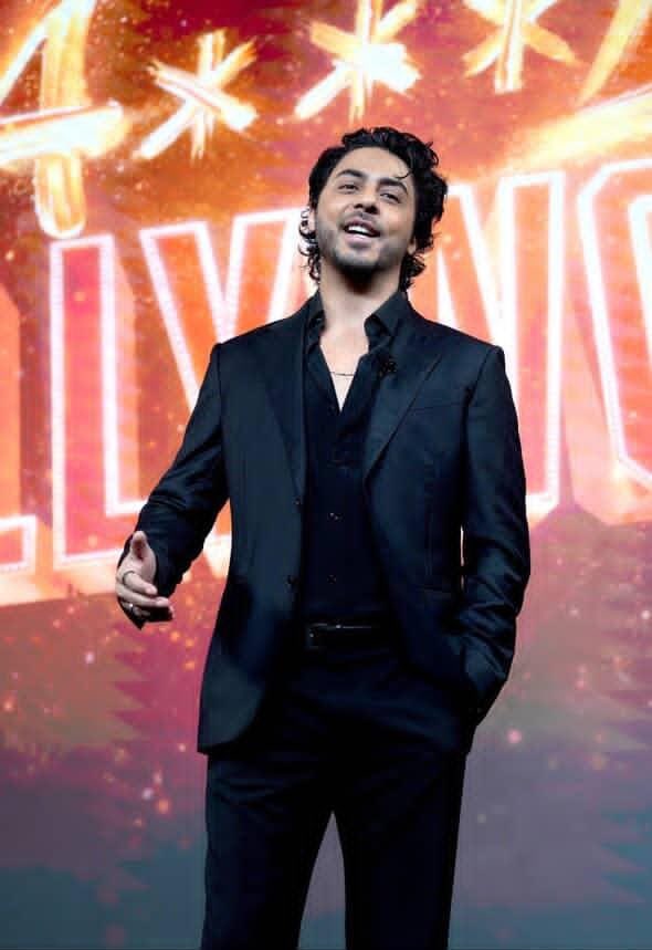 SRKCHENNAIFC's tweet photo. Director Saab 🫡 😍❤️ 

A new star is born in the world of cinema

@iamsrk @gaurikhan @RedChilliesEnt @NetflixIndia @BilalS158

#ShahRukhKhan #AryanKhan #TheBadsOfBollywood #TheBadsOfBollywoodOnNetflix https://t.co/MYv6oDvJkH