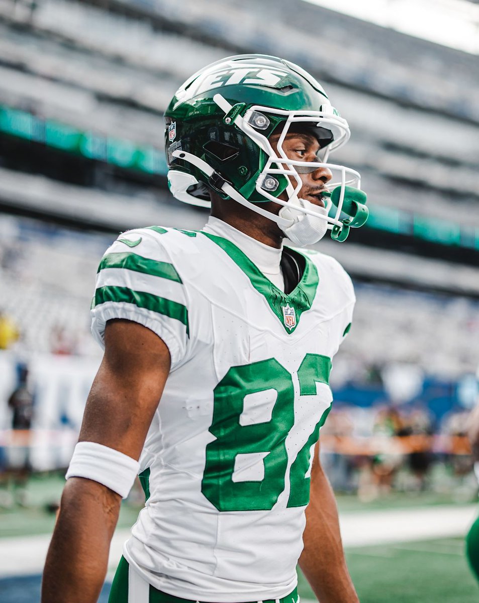 Former #Jets WR Quincy Enunwa on rookie WR Arian Smith:

"When you talk about a speed guy, they're usually not really good at running routes, they don't have the control of their body so their routes are a little bit sloppy, they're kinda all over the place, &amp; one thing I like