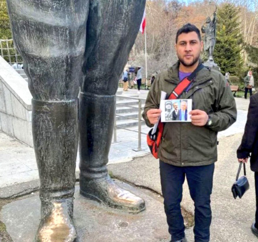 LiveIranNews (@irannewsagency0) on Twitter photo 🚨طبق آخرین اخبار؛ زندانی سیاسی پادشاهیخواه مهدی نوری (آراز ايرانی) که پرچم ملی شیروخورشید تاجدار و فرتورهای پادشاهان پهلوی را در خیابانهای ایران برافراشت در بند هفت زندان مرکزی اردبیل دوباره توسط یکی از مجرمان خطرناک به نام اسماعیل خانی مورد ضرب و شتم قرار گرفته و دچار آسیب 🚨طبق آخرین اخبار؛ زندانی سیاسی پادشاهیخواه مهدی نوری (آراز ايرانی) که پرچم ملی شیروخورشید تاجدار و فرتورهای پادشاهان پهلوی را در خیابانهای ایران برافراشت در بند هفت زندان مرکزی اردبیل دوباره توسط یکی از مجرمان خطرناک به نام اسماعیل خانی مورد ضرب و شتم قرار گرفته و دچار آسیب