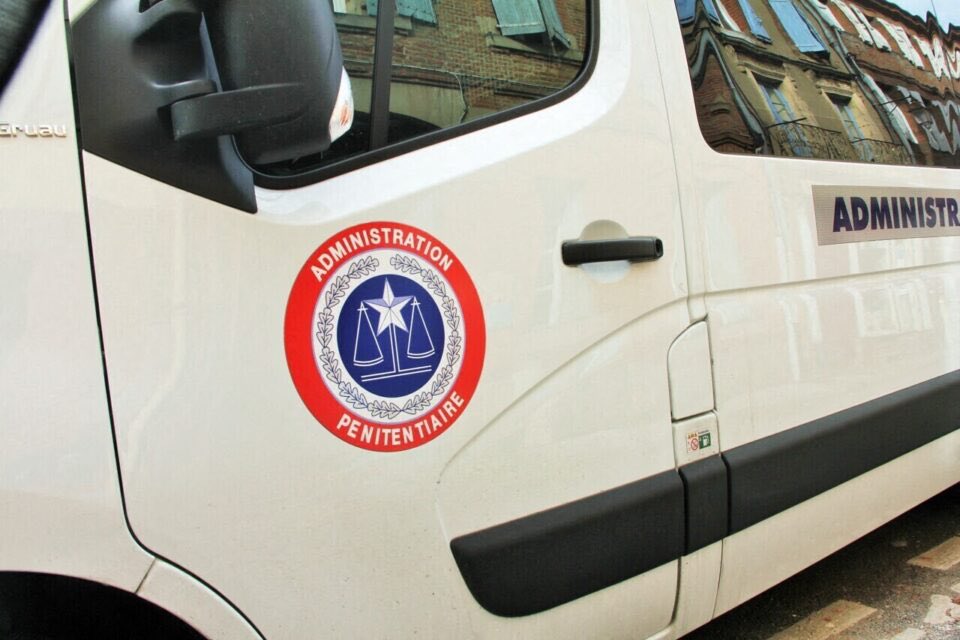 Un juge a donné raison à un détenu de la prison de Vendin-le-Vieil. 

Il interdit des rondes "susceptibles d’affecter gravement la qualité de son sommeil".

Nous pensons à toutes les familles de victimes dont le sommeil est perturbé à perpétuité par la perte d’un proche.