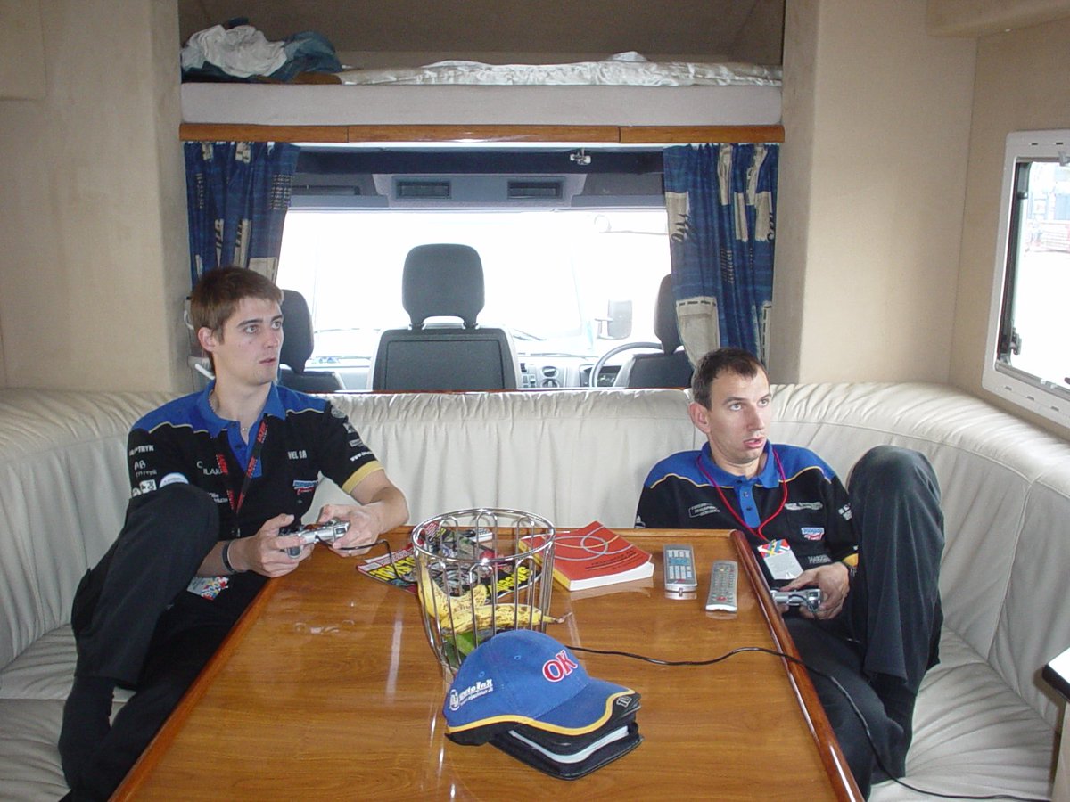 20 lat temu tak podróżował na 🏍 <a href="/SpeedwayGP/">FIM Speedway Grand Prix</a> team <a href="/bpmotorsport35/">BJARNE PEDERSEN #35</a> 
Fajny czas - bezcenne wspomnienia 🤩