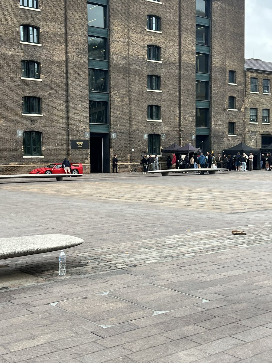 __acpx's tweet photo. Michael B Jordan filming in King’s Cross this morning 😍👀 https://t.co/7rTqAfBsrg