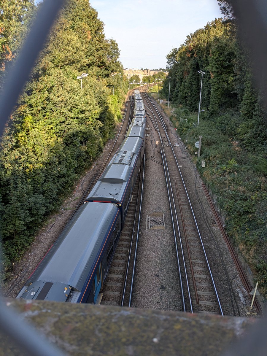 cmr1078's tweet photo. @Se_Railway Assume this is the broken train? #dartford https://t.co/BqSKsqU8QX