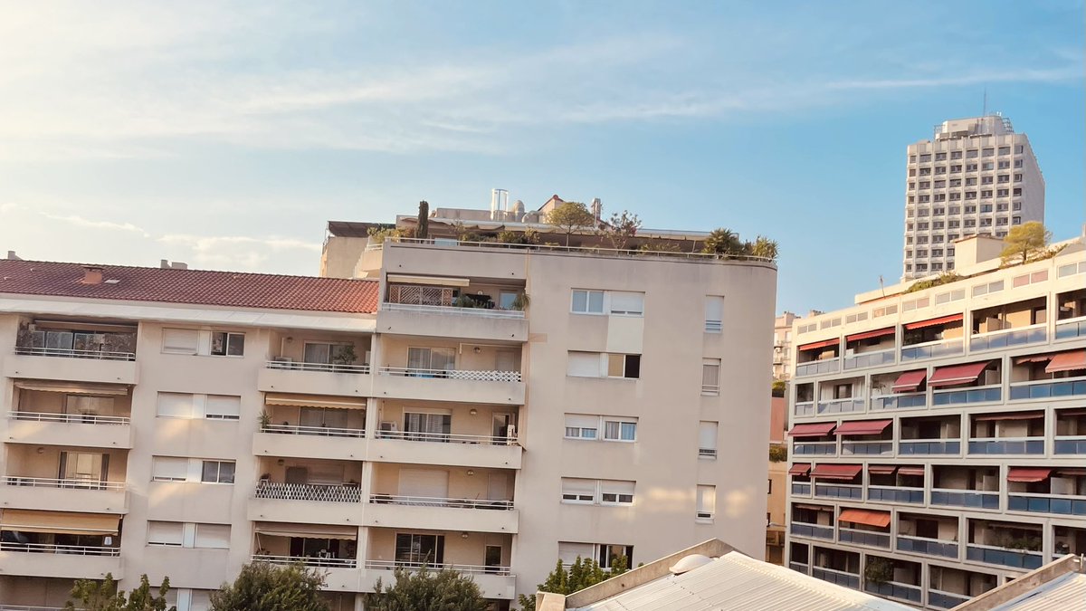 De retour à Marseille 
La vue … oué bah ça change quoi … de loin ça ressemble à des montagnes non ? 😢😅