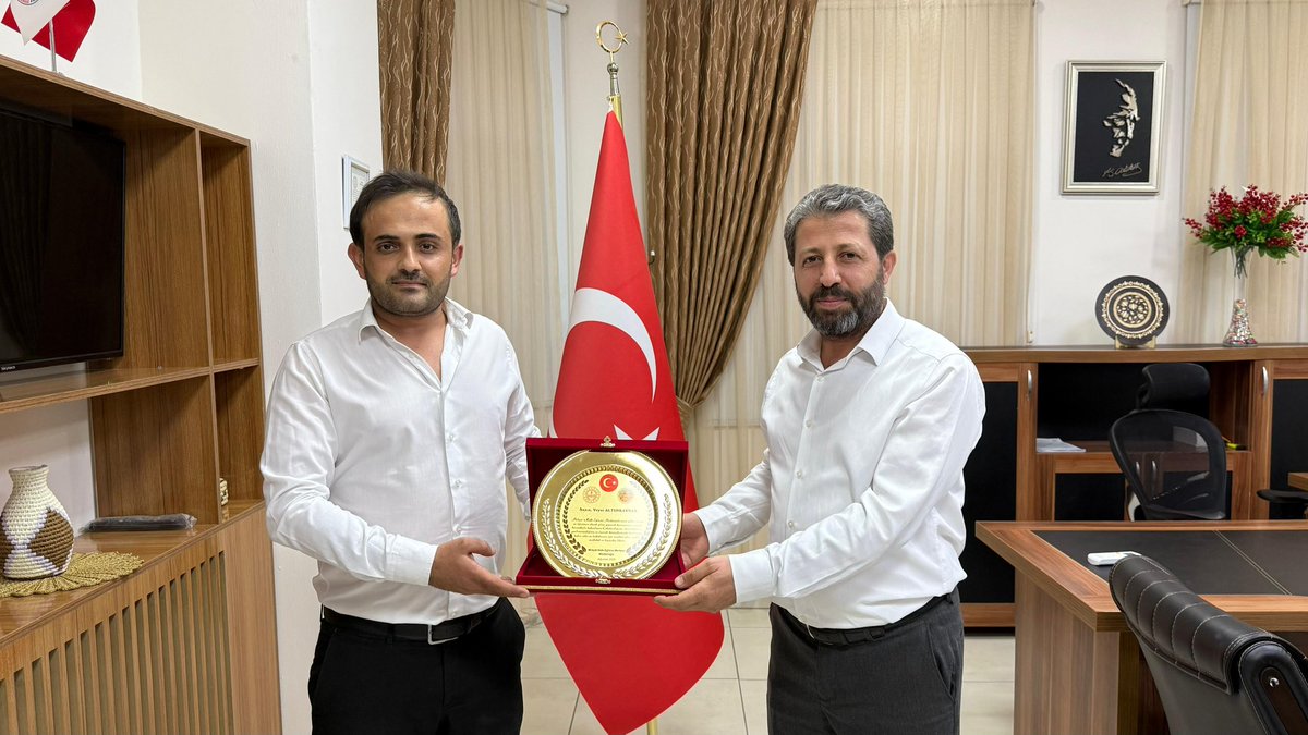 Midyathem's tweet photo. Teşekkürler Veysi ALTUNKAYNAK,

Halk Eğitimi Merkezimizde 9 yıl boyunca sadece müdür yardımcısı ve öğretmen olarak değil; aynı zamanda insanlığı, karakteri ve örnek duruşuyla da bizlere değer katan Sayın Veysi ALTUNKAYNAK’a gönülden teşekkür ediyoruz. https://t.co/R7gC84Blz2