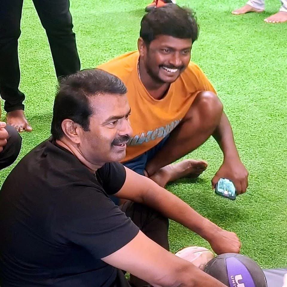 நான்தான் அந்த கேமராமேன்
எதுக்கு இப்படி கதறுரானுங்க 

செத்த நேரம் சும்மா இருங்கடா 😂

அவர் இயற்கையின் மகன் அண்ணன் சீமான் ❤️