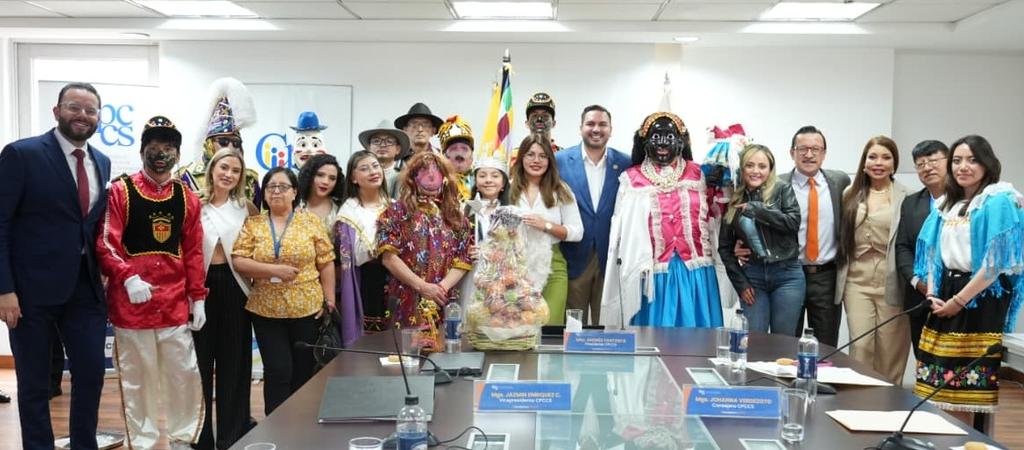Representantes de la Asociación de Vivanderas del Mercado Pichincha, de la ciudad de Latacunga, expusieron el legado cultural de la tradicional Fiesta de la Mama Negra, e invitaron al Pleno del CPCCS a participar en la edición 2025.