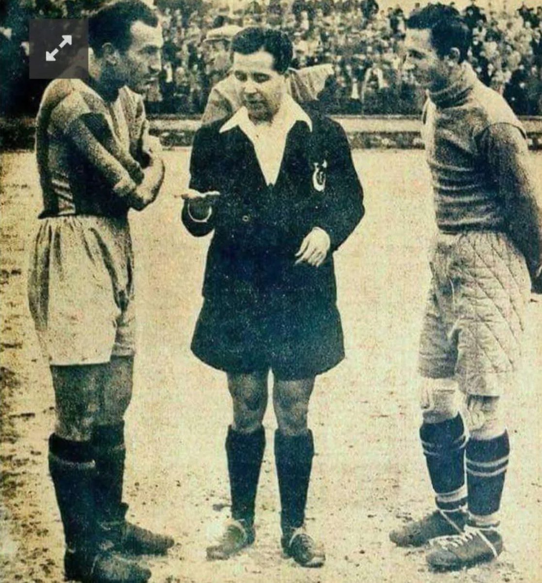 Ey gidi günler Ey..

Fenerbahçe kaptanı Cihat Arman,Galatasaray kaptanı Gündüz Kılıç ve orta hakem
 Necdet Gezen.
 Maç öncesi yazı-tura atışında..
 Necdet Gezen,Müjdat Gezen'in Babasıdır