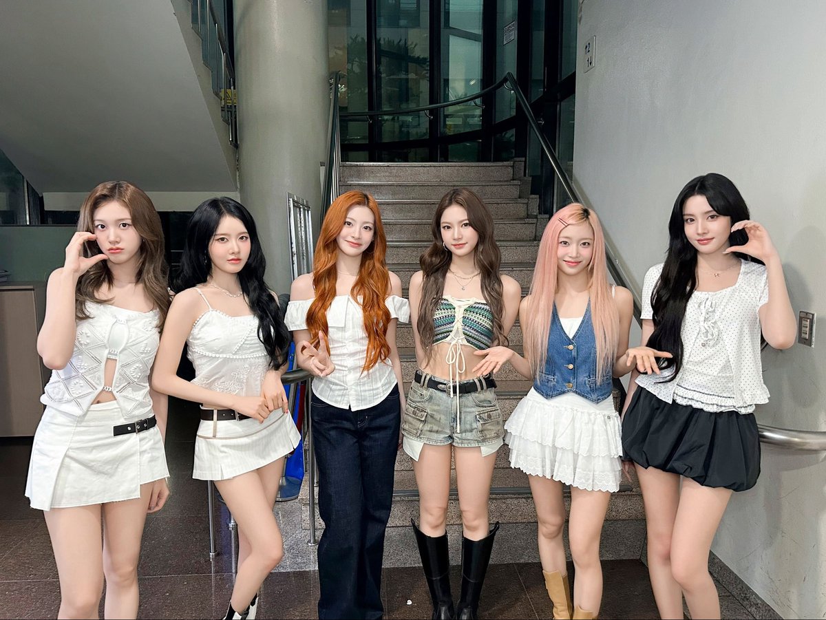 Seeur's tweet image. 헤이 SWITHs~! Did you catch us on Gag Concert yet?! If not, hurry and watch this comedy show—it’s filled with laughter and fun! Being there made me want to laugh endlessly, and I’m sure you’ll enjoy it just as much as I did.