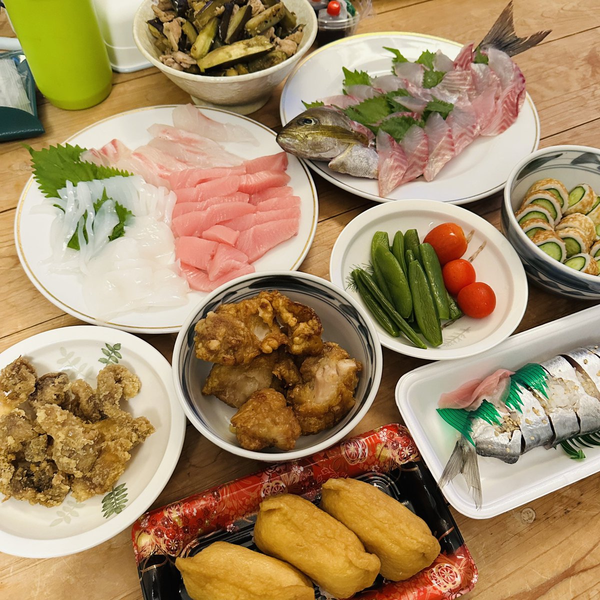 errie's tweet image. 今日はおさしみフェス！
するめいか、たい、マグロ、イサキのお刺身、鶏皮揚げ、鶏の唐揚げ、サヨリの押し寿司、高知スタイルのちくきゅう、ナスと豚肉の含め煮、スナップえんどうとミニトマト、サニーマートのいなり寿司。
#めしやえりり
#kaiyu #海癒 #yostrip