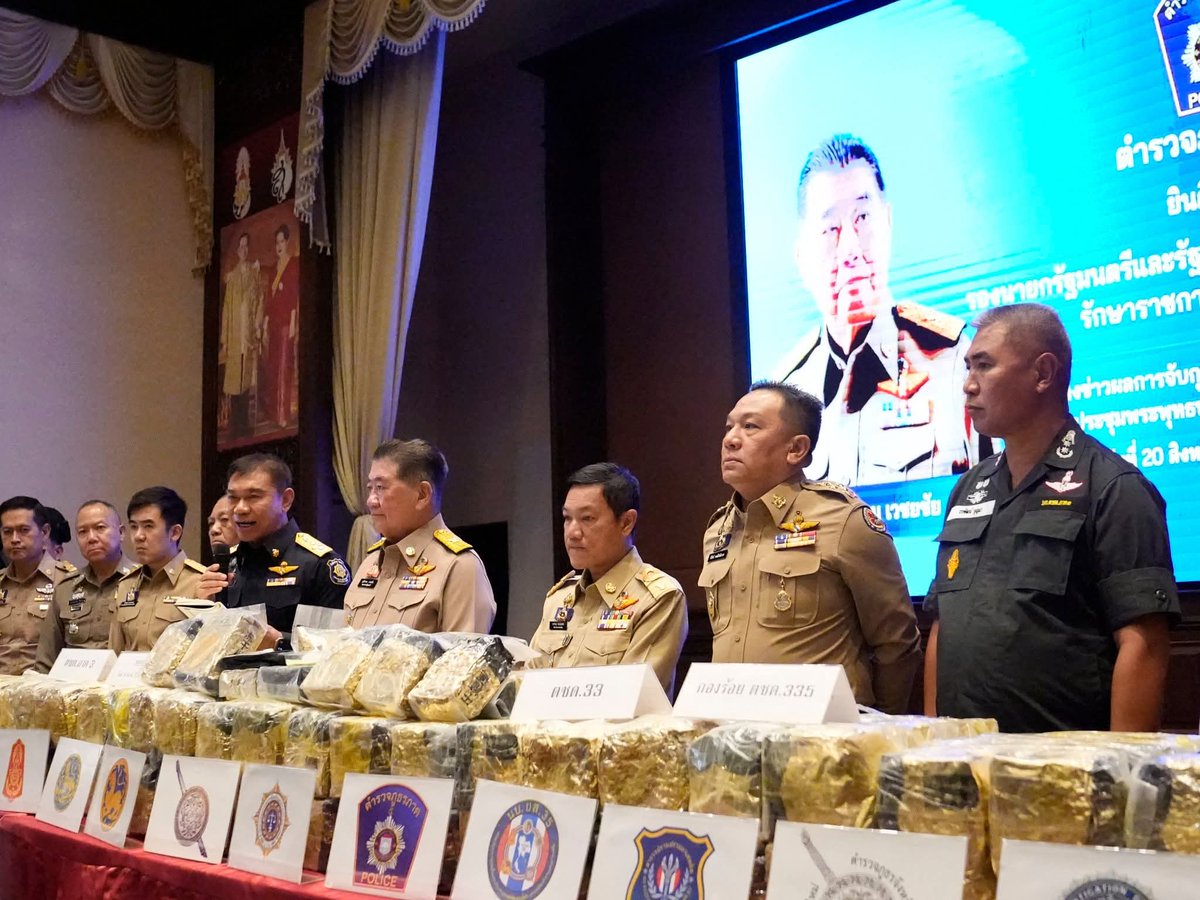 MOIThailand's tweet image. &quot;ภูมิธรรม&quot; นำแถลงข่าวจับกุมพ่อค้ายาเสพติดรายสำคัญ 🔥 พร้อม ยาไอซ์ 700 Kg ย้ำ ทุกเร่งกวาดล้าง #ยาเสพติด ต่อเนื่อง ต้องไม่เป็นแค่ไฟไหม้ฟาง เพื่อให้ยาเสพติดหมดไปจากสังคมไทย
#8นโยบายเร่งด่วน #QuickWins #3ร้ทุกข์ #5สร้างสุข 
.
อ่านต่อที่ : facebook.com/share/p/1Gq6Zh…