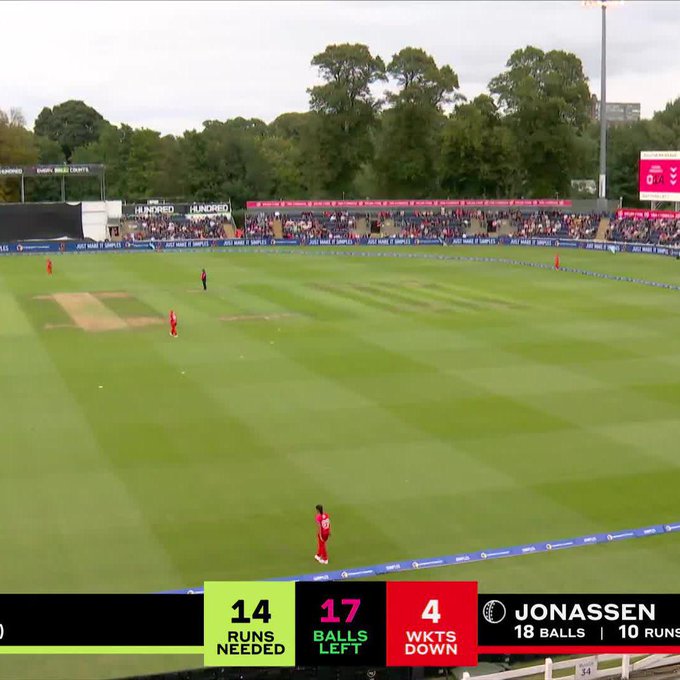 What a catch from a tumbling Tammy Beaumont! 🫴