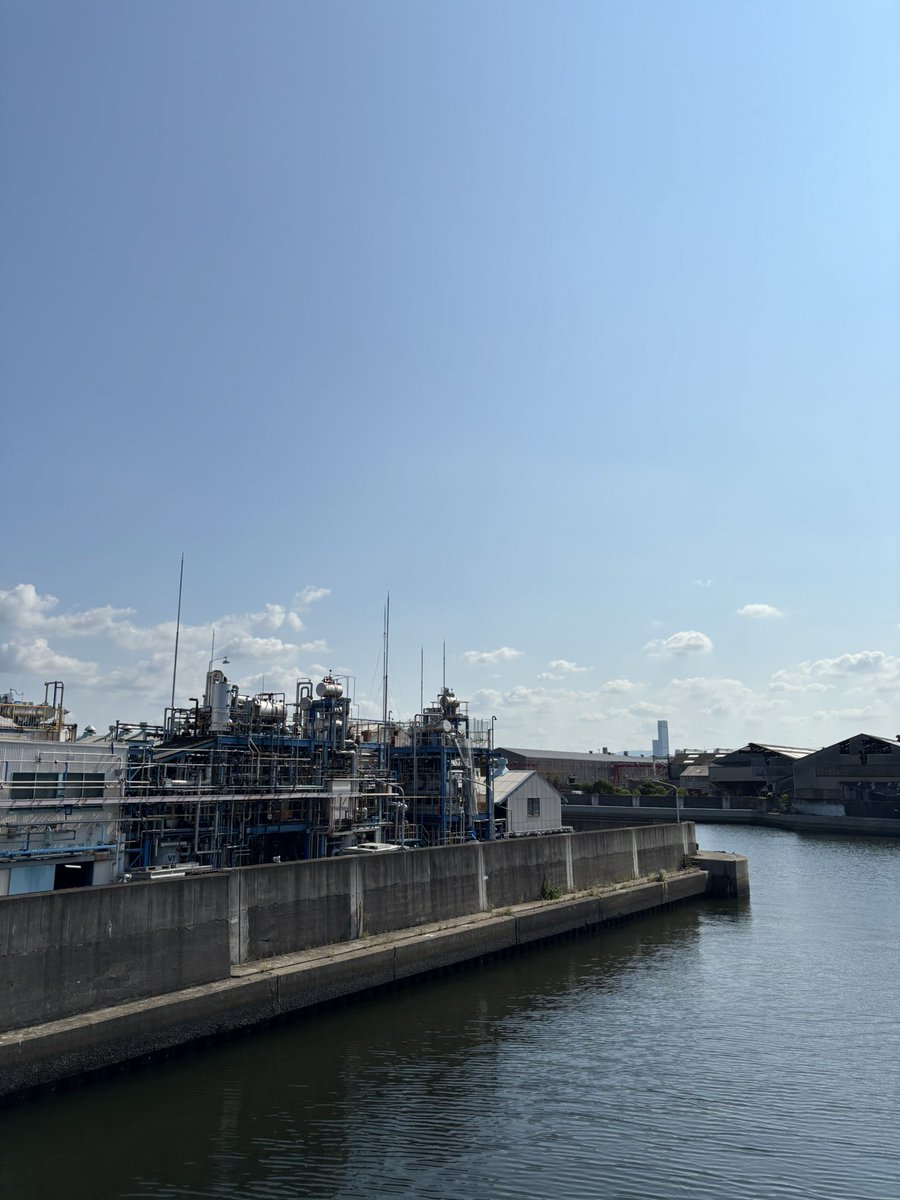 工場へ行くのに滅多に乗らないバスに乗り、路駐の車を避けて進む運転技術に感動した朝から始まり、長い1日でした^_^

もうすぐ帰宅…