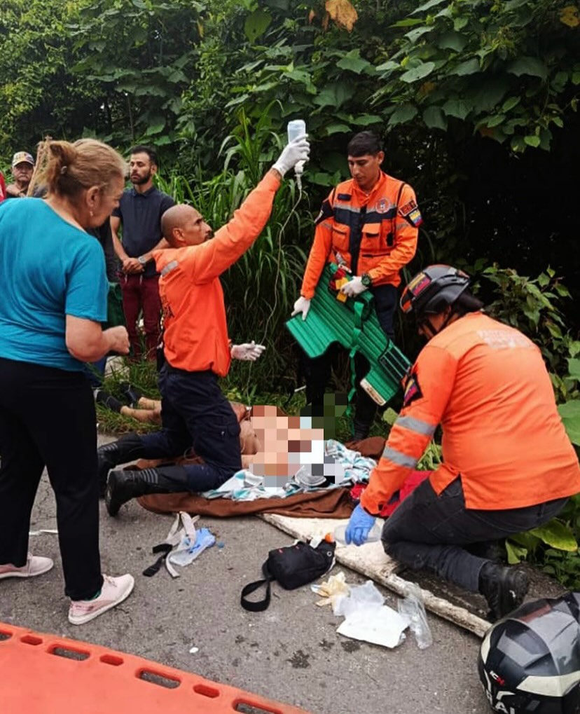 webnotitarde's tweet image. #Sucesos | 🚨🦺 Este lunes #18Ago el Sistema Nacional de Gestión de Riesgo (SNGR), realizó el rescate de un hombre de 25 años de edad, que cayó por un barranco en el sector La Blanca, en la zona de Palo Grande, estado Táchira.