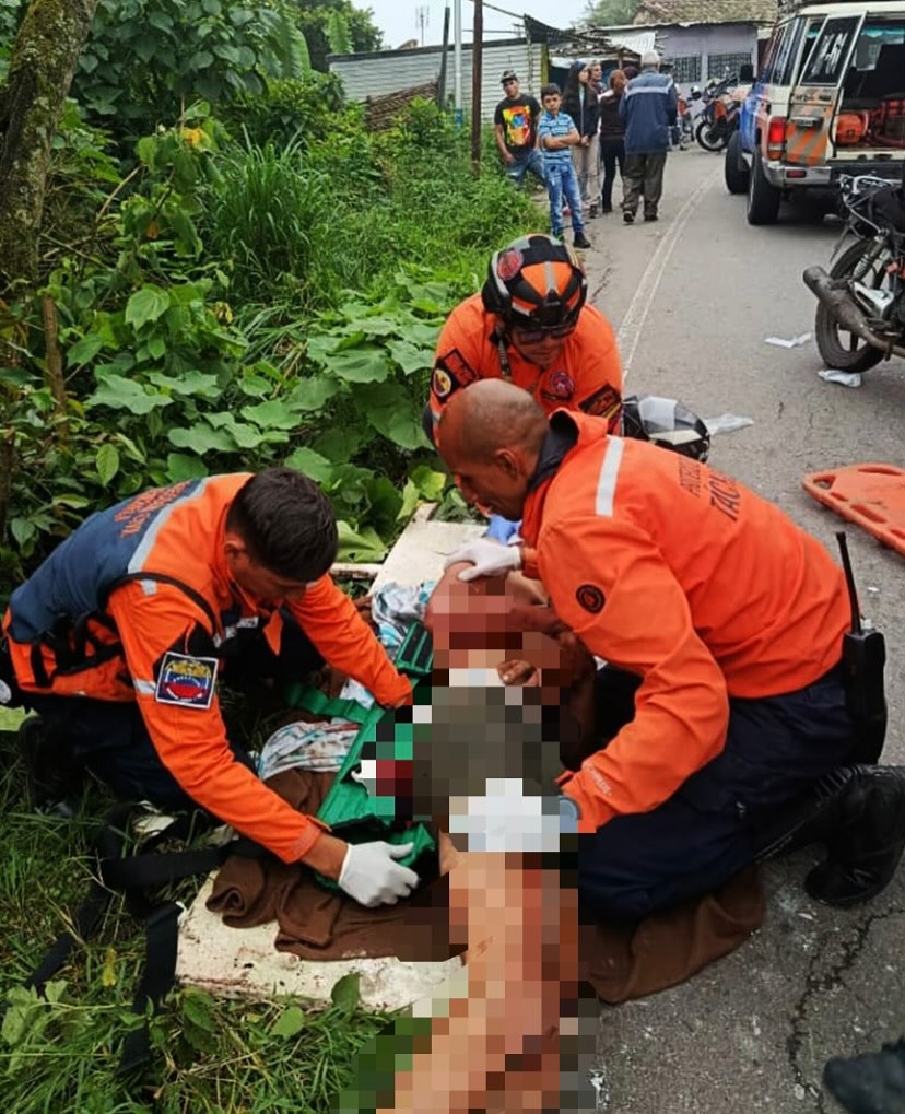 webnotitarde's tweet image. #Sucesos | 🚨🦺 Este lunes #18Ago el Sistema Nacional de Gestión de Riesgo (SNGR), realizó el rescate de un hombre de 25 años de edad, que cayó por un barranco en el sector La Blanca, en la zona de Palo Grande, estado Táchira.