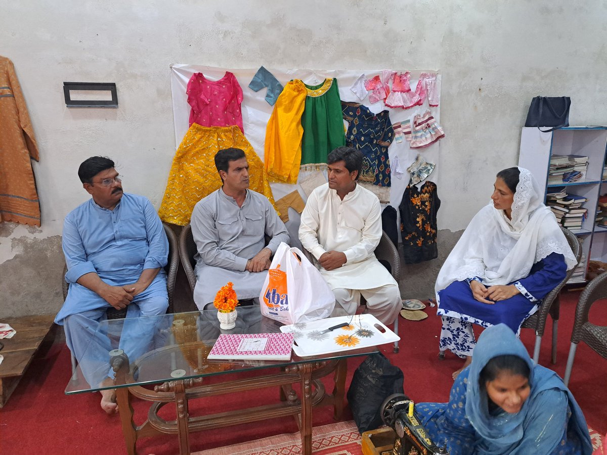 ہم پاکستانی ہیں۔۔۔۔۔۔۔۔۔۔ہم سب ایک ہیں
بحثیت جنرل سیکرٹری پی ایس پی ڈبلیو ایس ہمراہ محمدحسین معروف کاروباری شخصیت کے ہمراہ   چک نمبر240 میں چرچ کا دورہ کرنے کا موقع ملا جہاں پر چرچ ذمہ داران کے علاوہ زیر تعلیم طالبہ نے پر جوش انداز میں خوش آمدید کہا۔