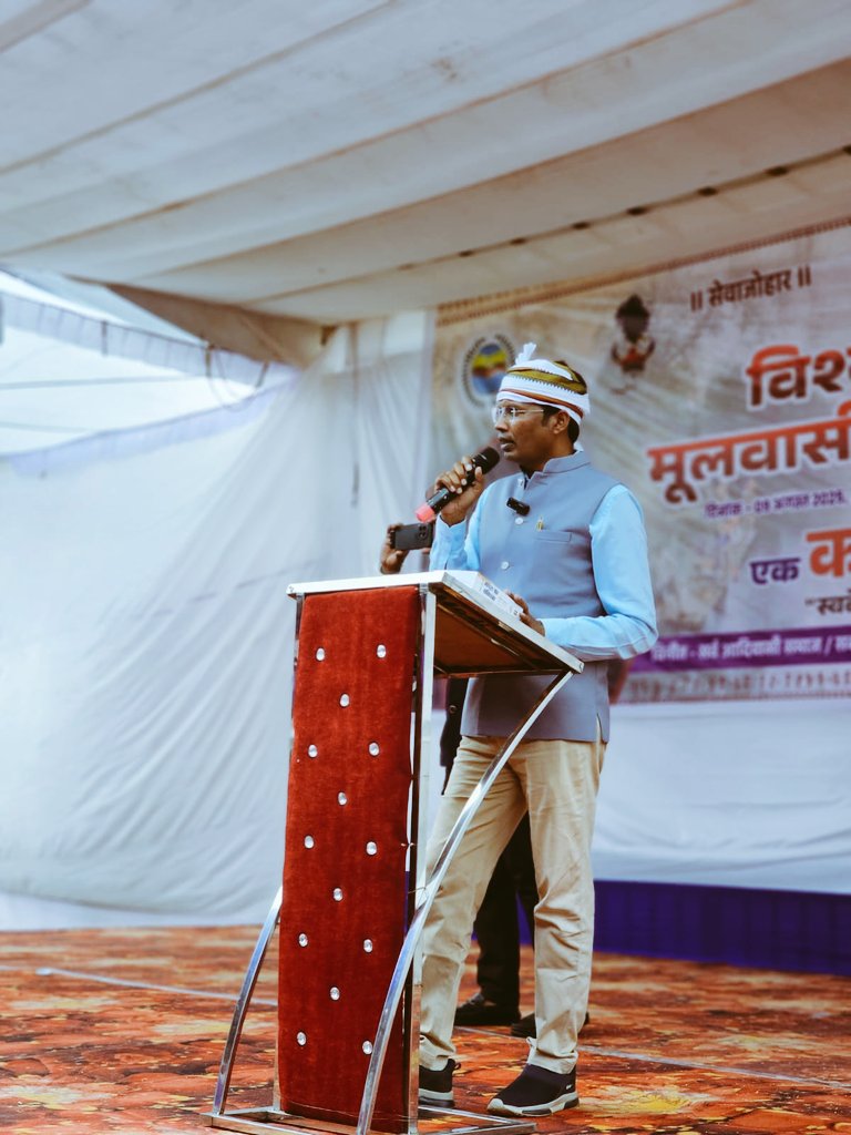 विश्व आदिवासी दिवस के अवसर पर आयोजित जिला स्तरीय कार्यक्रम में बतौर मुख्य वक्ता #PESA, #TAC, #local_reservation, #TSP, #MESA, #SAPSC, #भू_माफिया_नियंत्रण_कानून, #LTR, इत्यादि विषयों पर समाज को मार्गदर्शन देने का अवसर मिला।
स्थान - बैलाडीला, छत्तीसगढ़