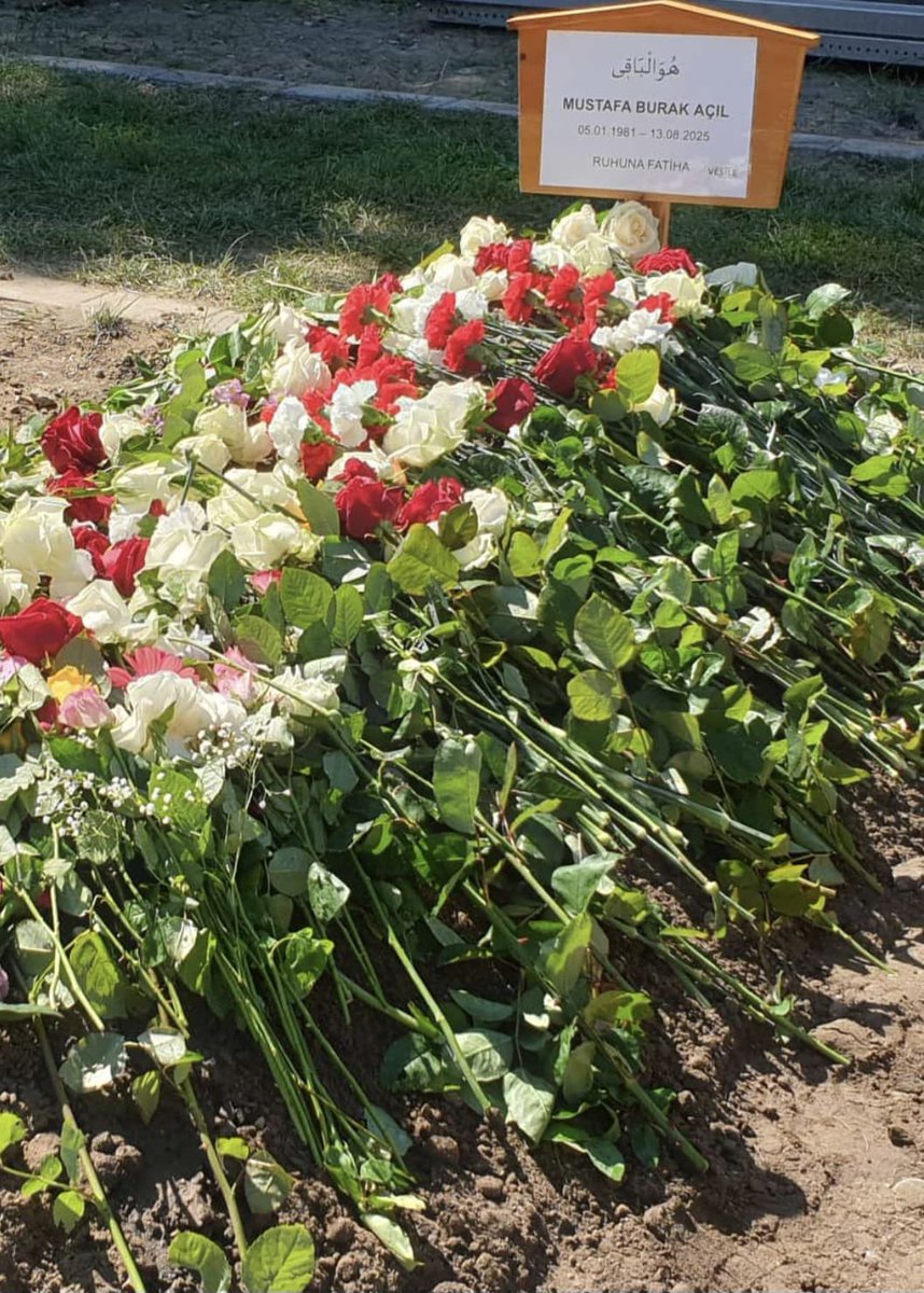 “Kimseye yük olmak istemem. Son nefesimi nerede verirsem oraya defnedin.”

Emniyet Amiri Mustafa Burak Açıl’ın sözleri bunlar.

Tedavi görürken “hafta değil günlerin kaldı” dediklerinde,

“Bunun Allah’tan geldiğini biliyorum” dedi.

O yiğidi Mannheim’da karşı bir bayıra gömdüler.