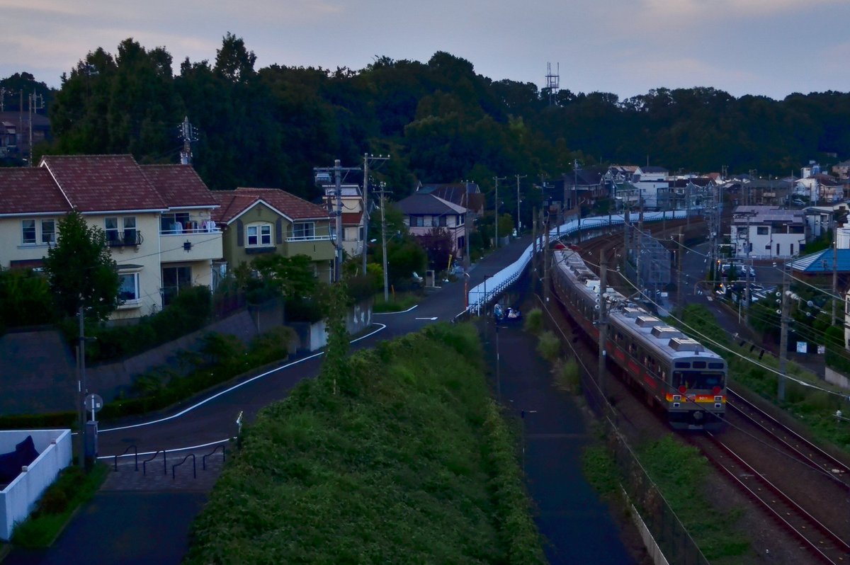 saimyon_report's tweet photo. 8/20 横浜線 9893
西武譲渡に伴う甲種輸送
DD200 12＋東急9000系9011F https://t.co/dD26GYdoYF