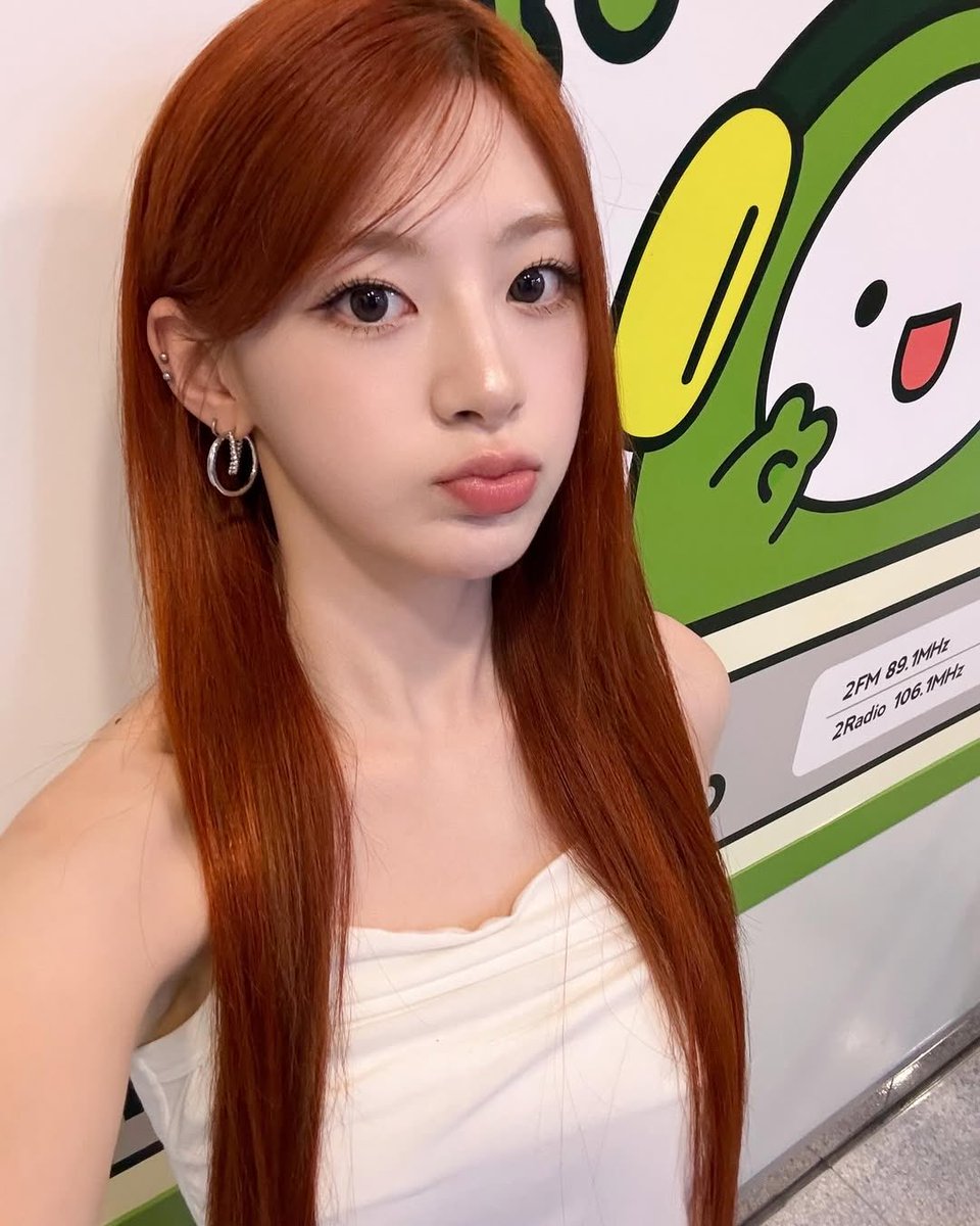 Seeur's tweet image. Who’s been missing the pouty queen? Hehe~ After such a long time, I finally gifted you a selca, SWITH! Did you miss my little pouty face? It feels so fun to share these tiny pieces of me with you. Hope my pout brings a smile to your day~ stay close to me always, oke? (｡•̀ᴗ-)✧