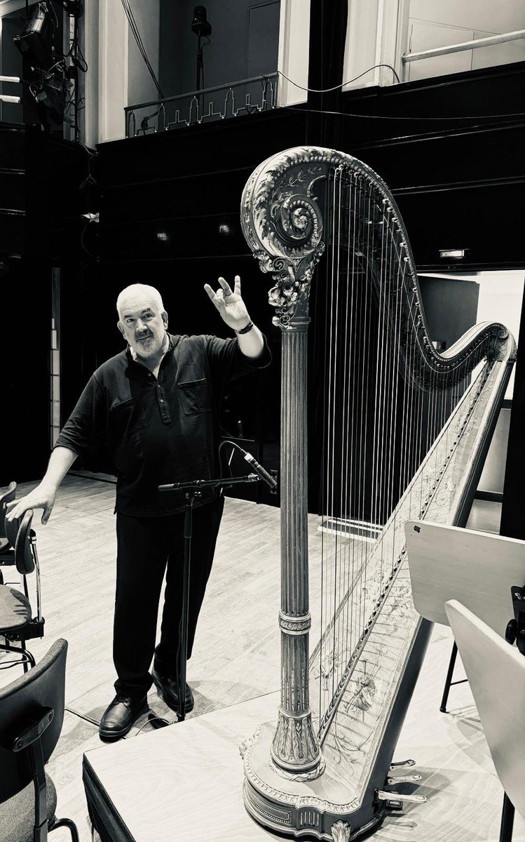 Retour au Musikfest de Bremen pour son inauguration avec Bizet et Offenbach. Une amitié de 30 ans avec le public, le directeur Thomas Albert et la magnifique salle "Die Glocke" un Musikverein teuton et Art Nouveau.