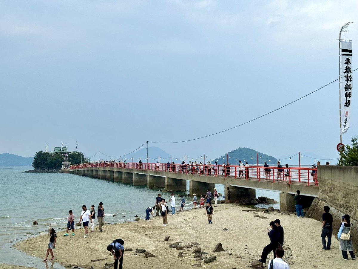 nonjichannel's tweet photo. ⛩️津嶋神社夏季例大祭⛩️
【1年で1度だけ架かる渡り橋】
沖合い250ｍに浮かぶ
周囲132ｍの小島に鎮座し
毎年8月4日･5日の2日間だけ
橋が架けられ渡ることができる。
子供頃は楽しみにしていた地元の祭り🏮 https://t.co/td3s0lh0rm